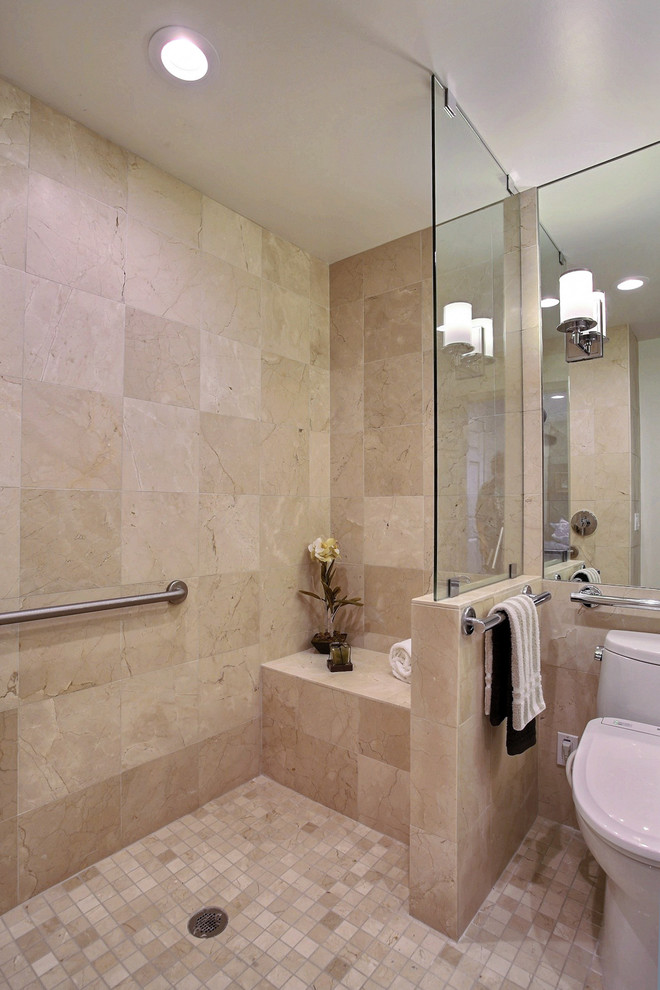 Ispirazione per una stanza da bagno padronale design di medie dimensioni con ante a filo, doccia a filo pavimento, bidè, piastrelle beige, pareti beige e pavimento in marmo