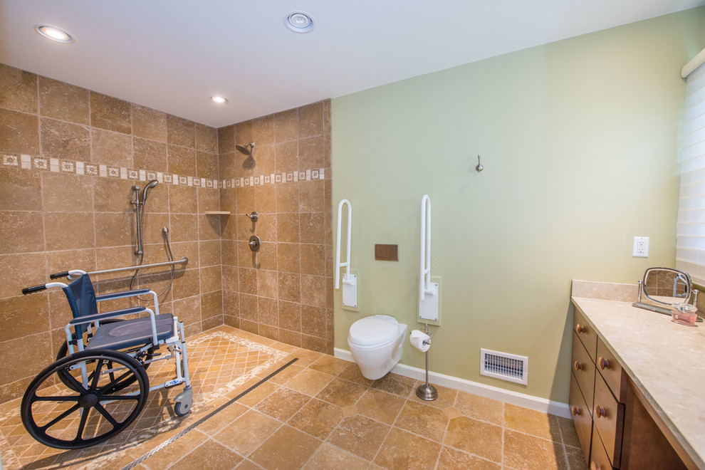 Cette photo montre une grande salle de bain principale chic avec une douche ouverte et un carrelage beige.