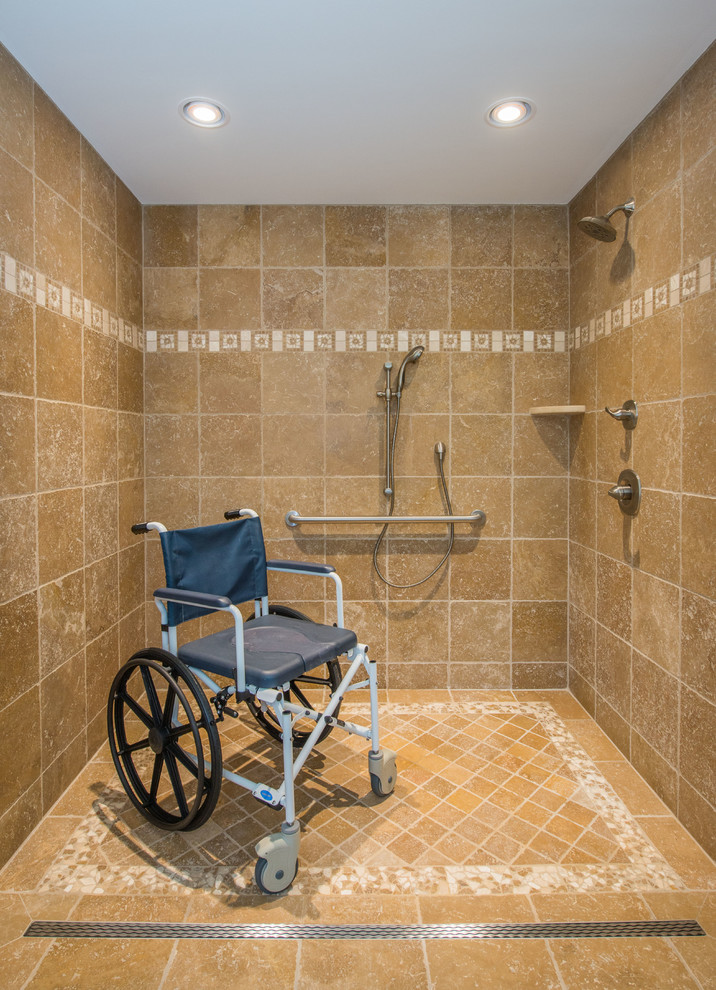 Idee per una grande stanza da bagno padronale tradizionale con doccia aperta e piastrelle beige