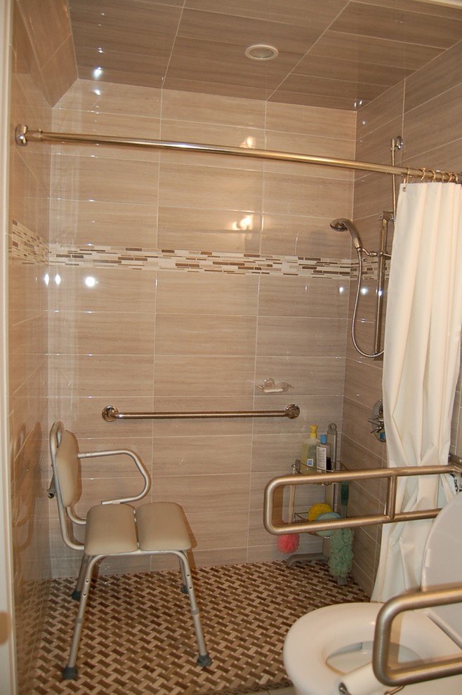 Foto di una stanza da bagno con doccia chic con doccia a filo pavimento, WC monopezzo, piastrelle marroni e pavimento con piastrelle in ceramica
