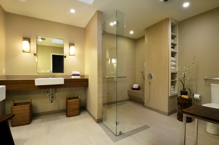 Inredning av ett modernt stort en-suite badrum, med ett avlångt handfat, träbänkskiva, en hörndusch, en toalettstol med hel cisternkåpa, beige väggar, öppna hyllor, klinkergolv i porslin, beiget golv och med dusch som är öppen