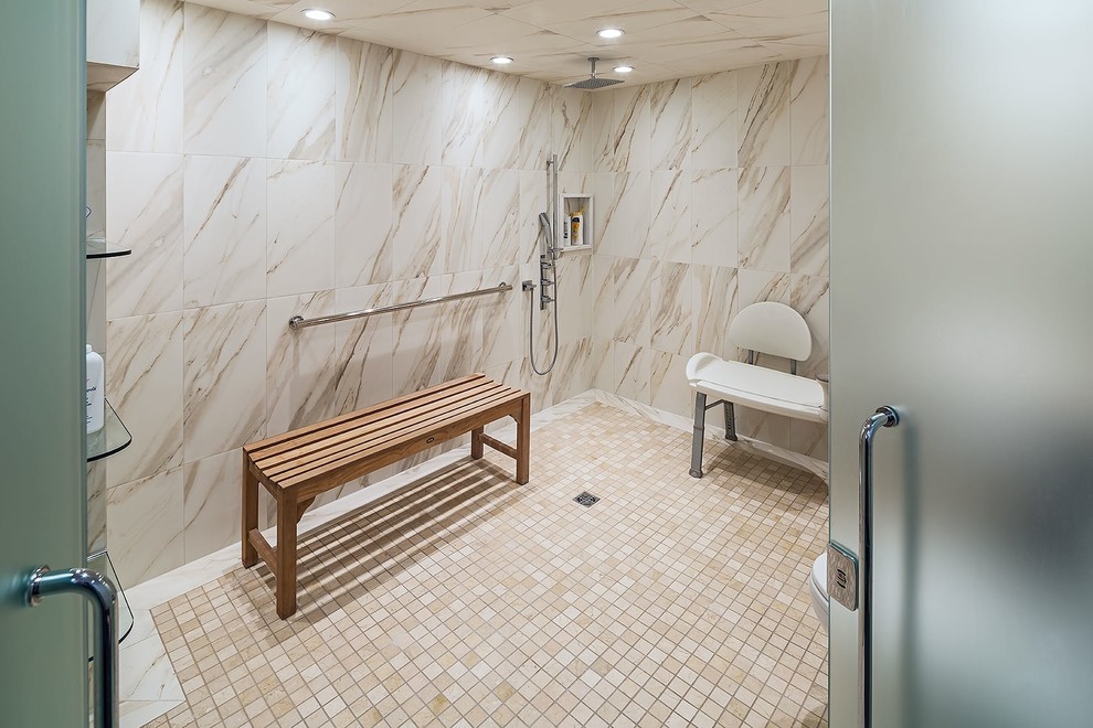 На фото: большая главная ванная комната в стиле неоклассика (современная классика) с угловым душем и бежевой плиткой