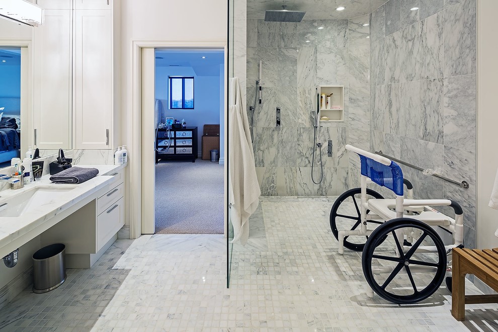 Foto de cuarto de baño tradicional renovado grande con lavabo bajoencimera, armarios estilo shaker, puertas de armario blancas, ducha abierta, baldosas y/o azulejos blancos, paredes blancas y aseo y ducha