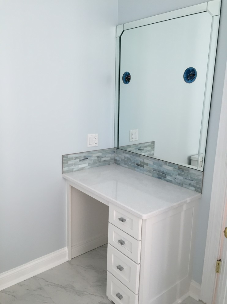 Exempel på ett mellanstort klassiskt en-suite badrum, med skåp i shakerstil, vita skåp, porslinskakel, bänkskiva i kvarts, grå väggar, marmorgolv, en kantlös dusch, en toalettstol med separat cisternkåpa, grå kakel, vit kakel och ett undermonterad handfat