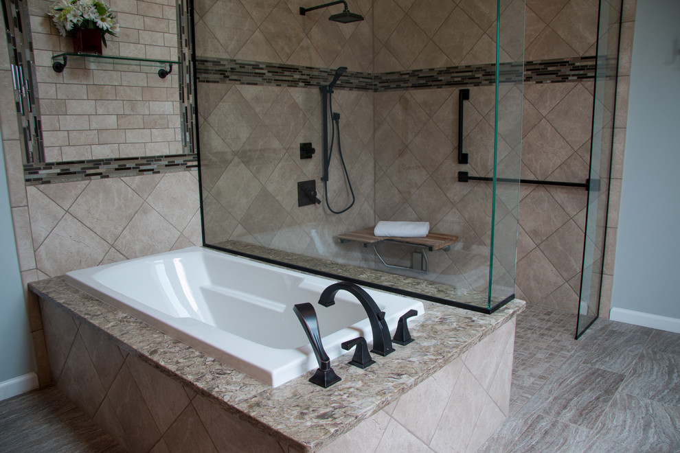 Cette image montre une salle de bain principale traditionnelle de taille moyenne avec une baignoire posée, une douche à l'italienne, un bidet, un carrelage multicolore, mosaïque, un mur gris, un sol en carrelage de terre cuite et un plan de toilette en quartz modifié.