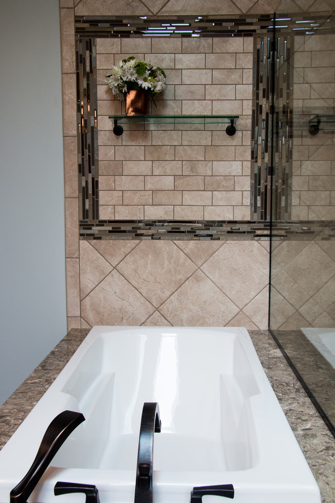 Klassisk inredning av ett mellanstort en-suite badrum, med bänkskiva i kvarts, ett platsbyggt badkar, en kantlös dusch, en bidé, flerfärgad kakel, mosaik och grå väggar