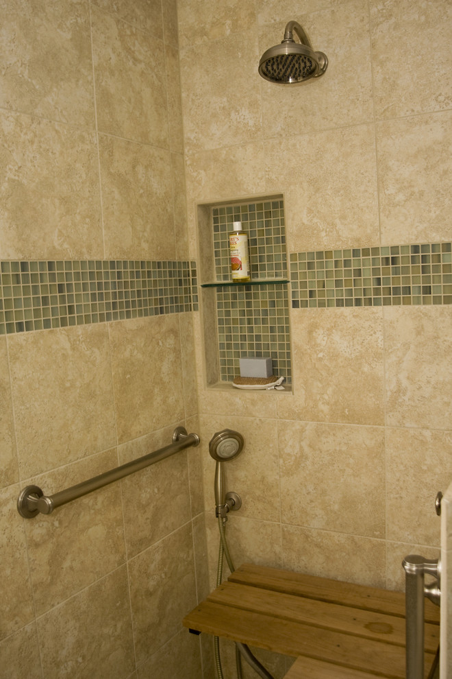 Modernes Badezimmer mit Unterbauwaschbecken, profilierten Schrankfronten, dunklen Holzschränken, Granit-Waschbecken/Waschtisch, bodengleicher Dusche, Wandtoilette mit Spülkasten, beigen Fliesen und Keramikfliesen in St. Louis