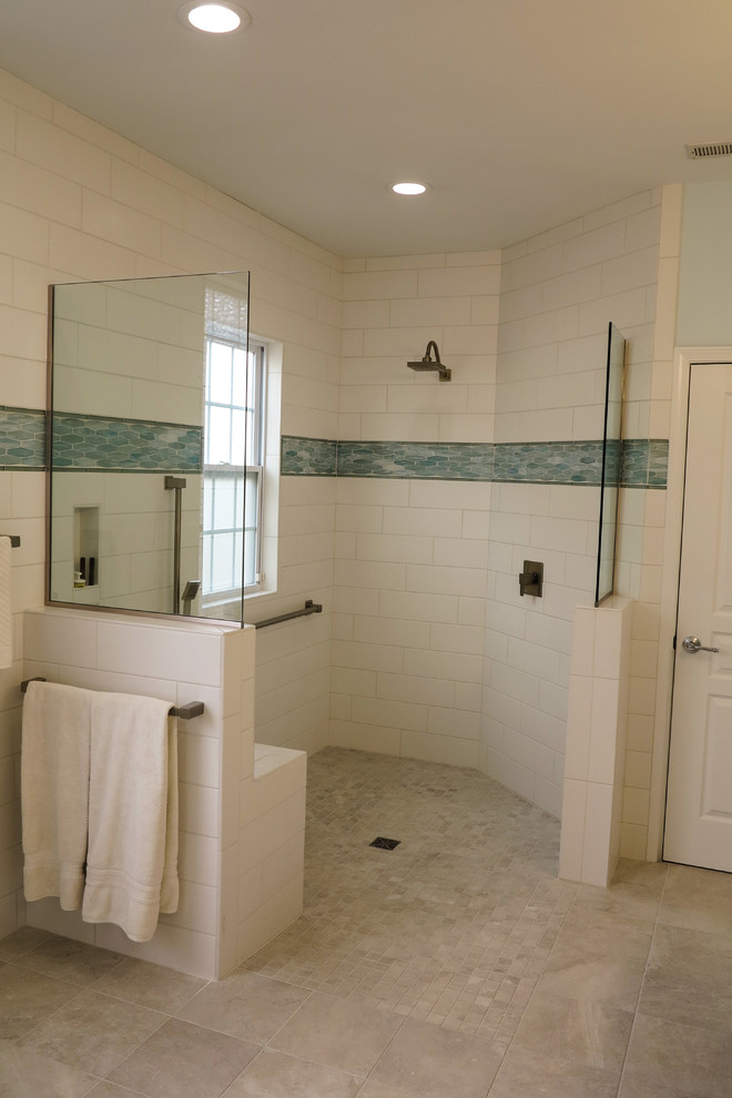 Inspiration för stora klassiska en-suite badrum, med luckor med infälld panel, vita skåp, en kantlös dusch, en toalettstol med hel cisternkåpa, vit kakel, porslinskakel, blå väggar, klinkergolv i porslin, ett undermonterad handfat och bänkskiva i kvartsit