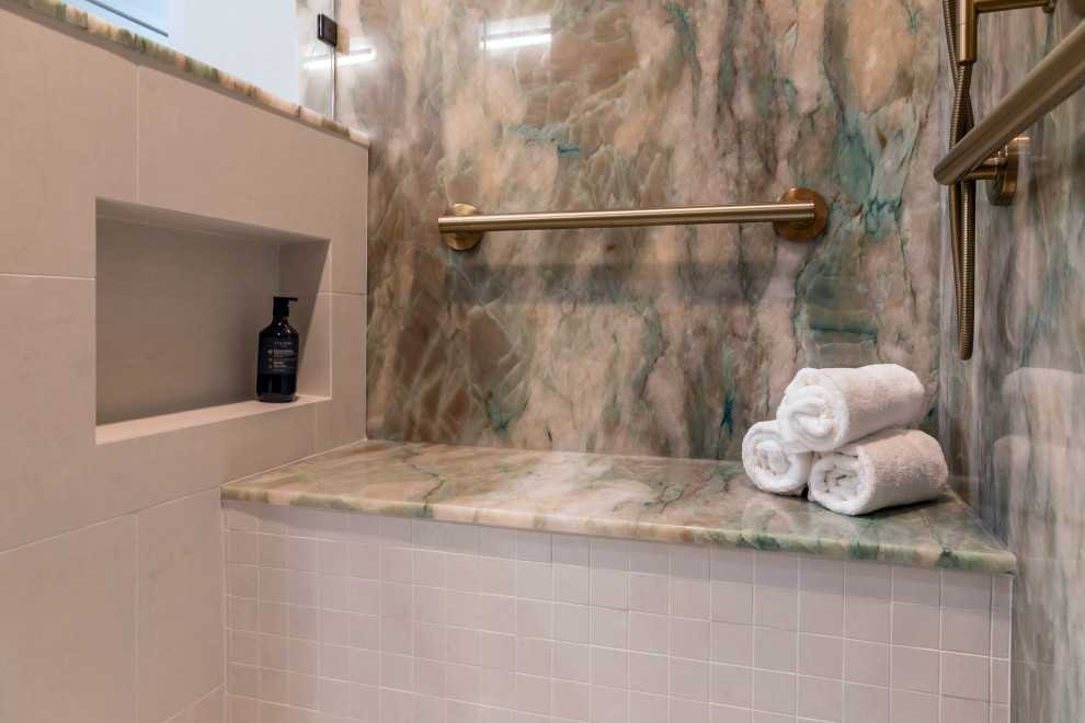 Cette image montre une grande salle de bain principale minimaliste avec un placard à porte plane, des portes de placard marrons, une douche ouverte, un bidet, un carrelage vert, des dalles de pierre, un mur gris, un sol en vinyl, un lavabo encastré, un plan de toilette en quartz, un sol gris, une cabine de douche à porte battante, un plan de toilette vert, un banc de douche, meuble double vasque et meuble-lavabo encastré.