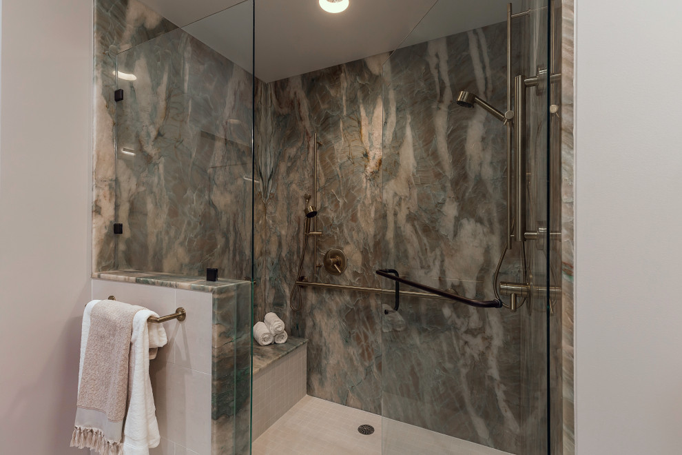 Bild på ett stort funkis grön grönt en-suite badrum, med släta luckor, bruna skåp, en öppen dusch, en bidé, grön kakel, stenhäll, grå väggar, vinylgolv, ett undermonterad handfat, bänkskiva i kvartsit, grått golv och dusch med gångjärnsdörr