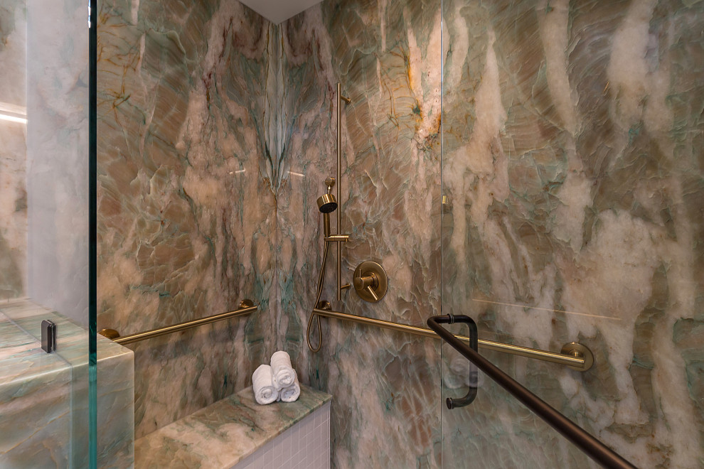 Idéer för stora funkis grönt en-suite badrum, med släta luckor, bruna skåp, en öppen dusch, en bidé, grön kakel, stenhäll, grå väggar, vinylgolv, ett undermonterad handfat, bänkskiva i kvartsit, grått golv och dusch med gångjärnsdörr