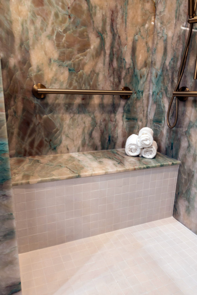 Cette photo montre une grande salle de bain principale moderne avec un placard à porte plane, des portes de placard marrons, une douche ouverte, un bidet, un carrelage vert, des dalles de pierre, un mur gris, un sol en vinyl, un lavabo encastré, un plan de toilette en quartz, un sol gris, une cabine de douche à porte battante, un plan de toilette vert, un banc de douche, meuble double vasque et meuble-lavabo encastré.