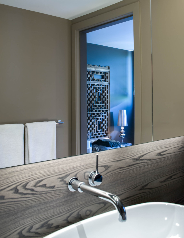 Esempio di una stanza da bagno design con pavimento in marmo, lavabo a bacinella, top in legno, top grigio, due lavabi e mobile bagno sospeso