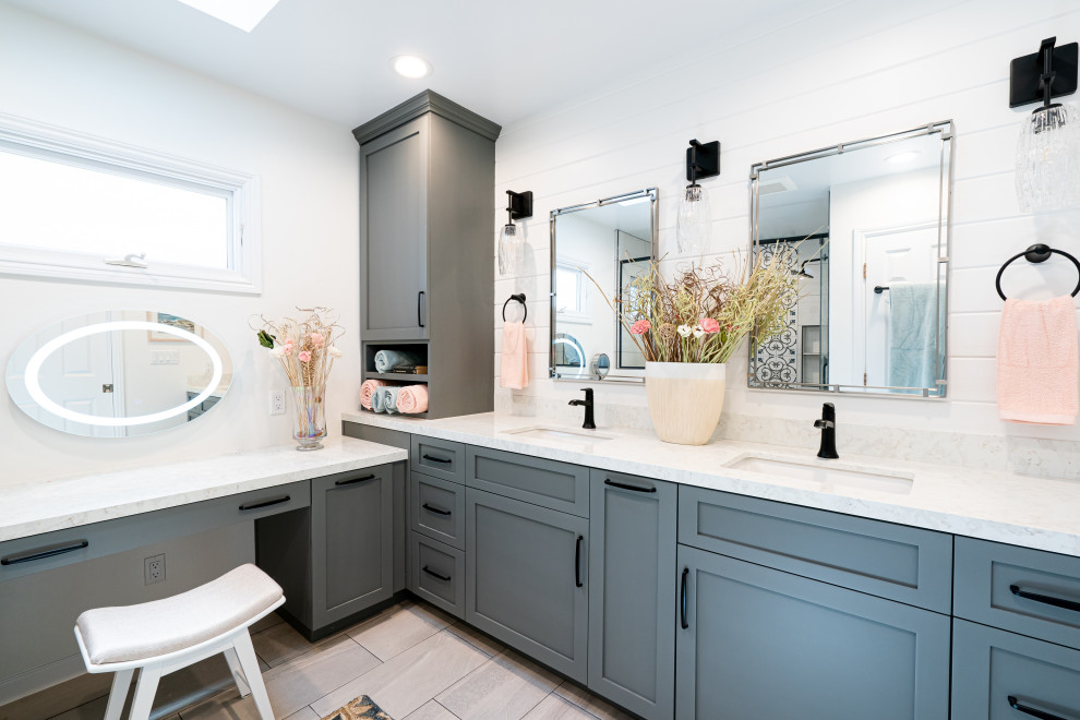 サンディエゴにあるトランジショナルスタイルのおしゃれな浴室 (白いタイル、洗面台2つ) の写真