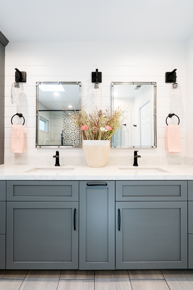 Foto di una stanza da bagno tradizionale con piastrelle bianche e due lavabi