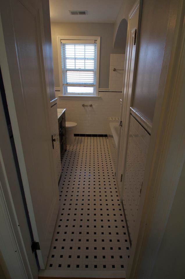 Foto på ett mellanstort amerikanskt en-suite badrum, med ett integrerad handfat, luckor med glaspanel, skåp i mörkt trä, bänkskiva i akrylsten, ett badkar i en alkov, en dusch i en alkov, en toalettstol med hel cisternkåpa, vit kakel, tunnelbanekakel, grå väggar och klinkergolv i keramik
