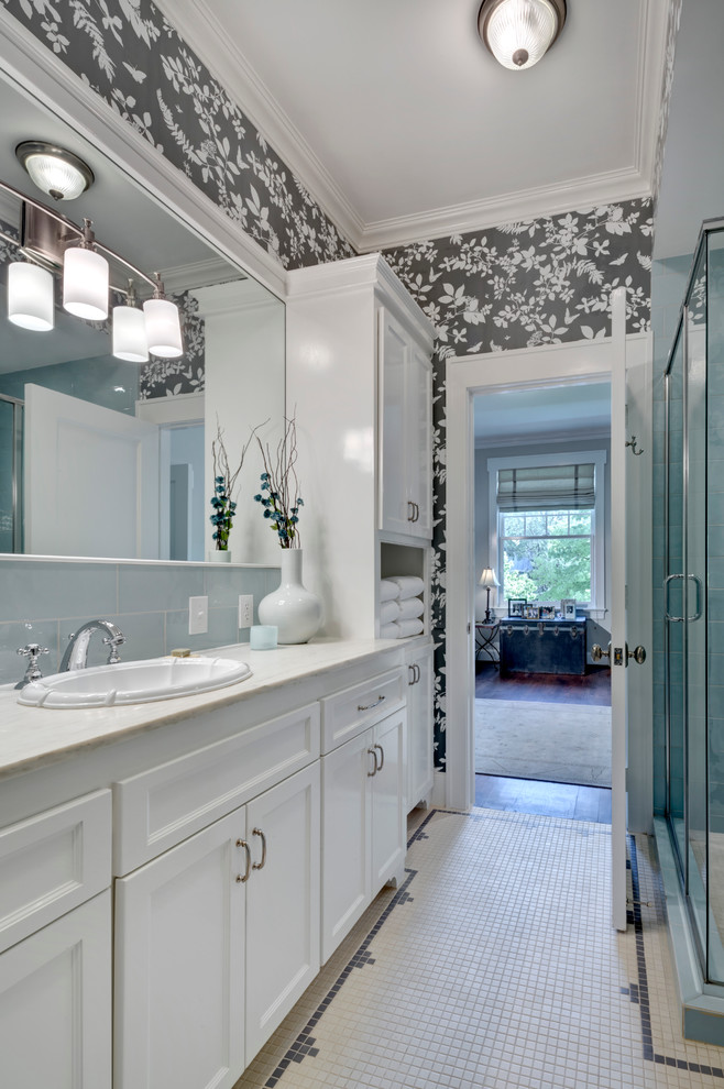 Imagen de cuarto de baño clásico con armarios estilo shaker y paredes multicolor