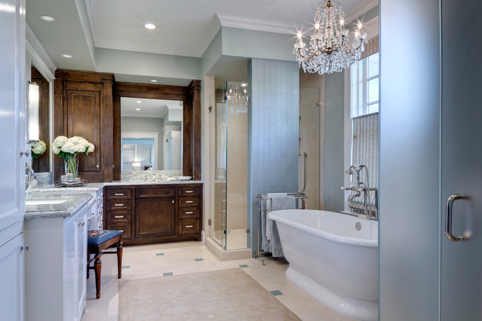 Cette image montre une salle de bain traditionnelle avec un plan de toilette en marbre.