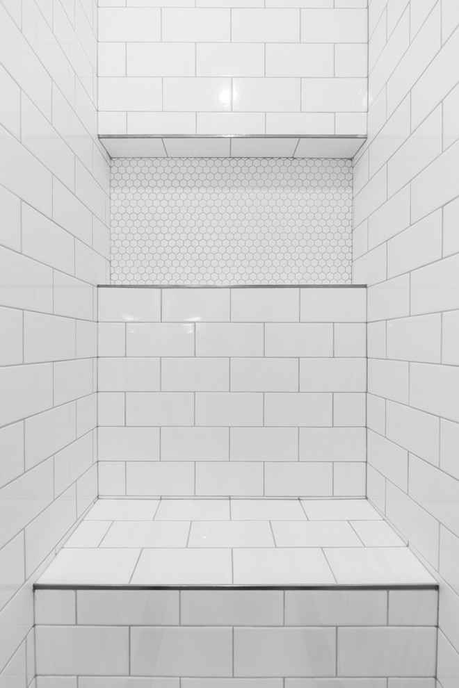 Exemple d'une douche en alcôve victorienne de taille moyenne avec des portes de placard blanches, un carrelage blanc, des carreaux de céramique et un plan de toilette en quartz modifié.