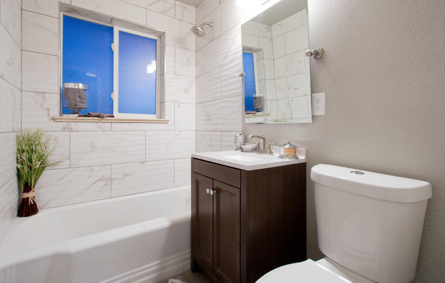Пример оригинального дизайна: детская ванная комната среднего размера в стиле неоклассика (современная классика) с фасадами с утопленной филенкой, коричневыми фасадами, ванной в нише, душем над ванной, раздельным унитазом, белой плиткой, керамической плиткой, серыми стенами, полом из керамической плитки, монолитной раковиной и столешницей из искусственного камня