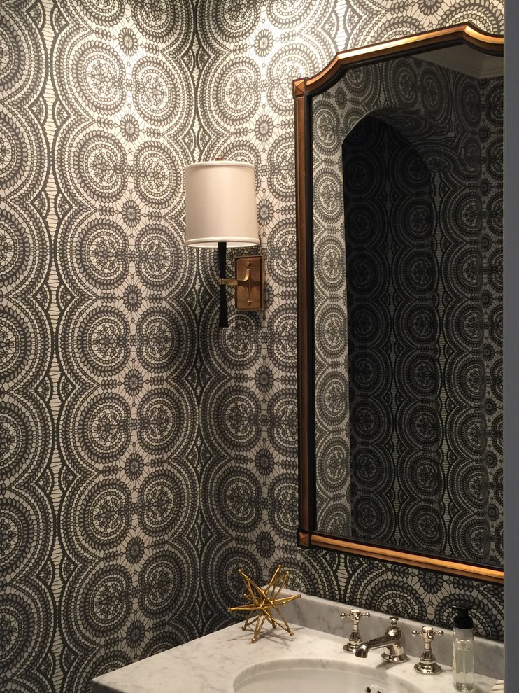 Exempel på ett eklektiskt badrum med dusch, med flerfärgade väggar