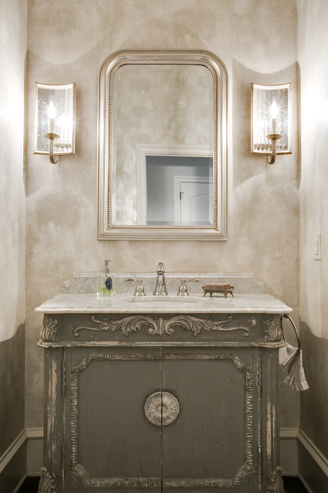 На фото: ванная комната в классическом стиле с врезной раковиной, серыми фасадами, бежевыми стенами, зеркалом с подсветкой и плоскими фасадами с