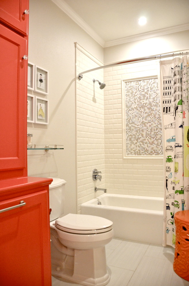 Foto på ett mellanstort vintage badrum för barn, med luckor med infälld panel, röda skåp, marmorbänkskiva, vit kakel, keramikplattor, ett badkar i en alkov, en dusch/badkar-kombination, ett undermonterad handfat, grå väggar och klinkergolv i keramik