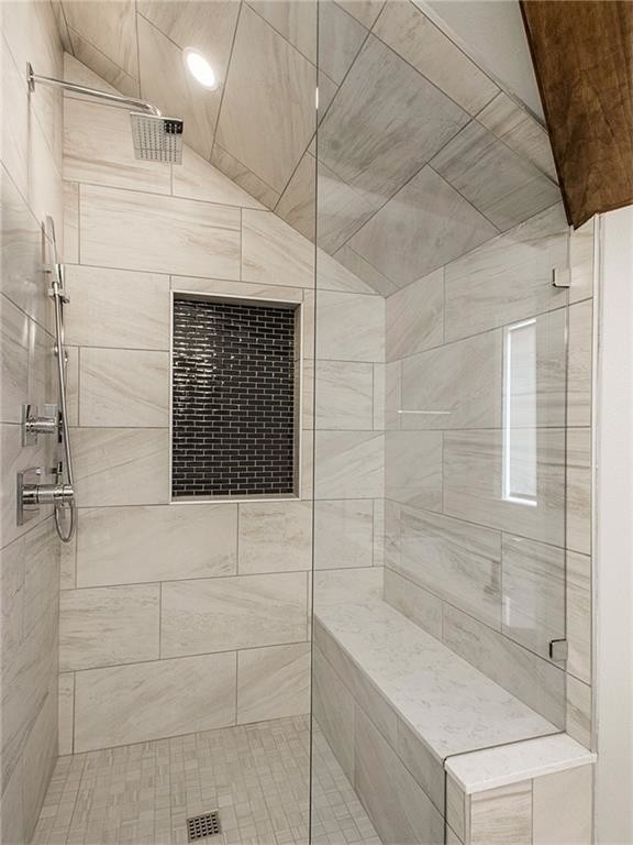 Пример оригинального дизайна: главная ванная комната среднего размера в стиле модернизм с фасадами в стиле шейкер, темными деревянными фасадами, полновстраиваемой ванной, душем в нише, унитазом-моноблоком, серой плиткой, керамогранитной плиткой, серыми стенами, полом из керамогранита, настольной раковиной и столешницей из искусственного кварца