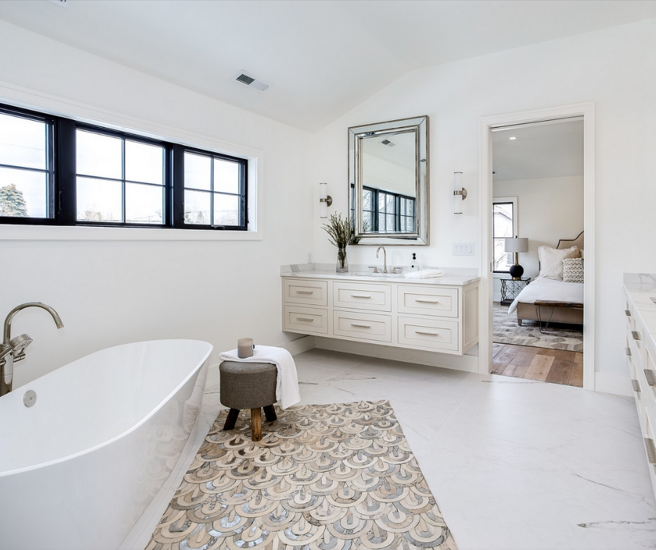 Großes Landhaus Badezimmer En Suite mit Schrankfronten im Shaker-Stil, weißen Schränken, freistehender Badewanne, weißer Wandfarbe, Einbauwaschbecken und weißem Boden in Denver