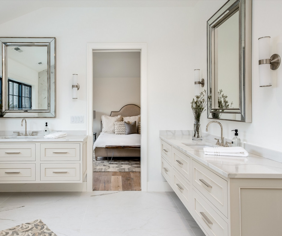 Idéer för att renovera ett stort lantligt en-suite badrum, med skåp i shakerstil, vita skåp, vita väggar, ett nedsänkt handfat och vitt golv