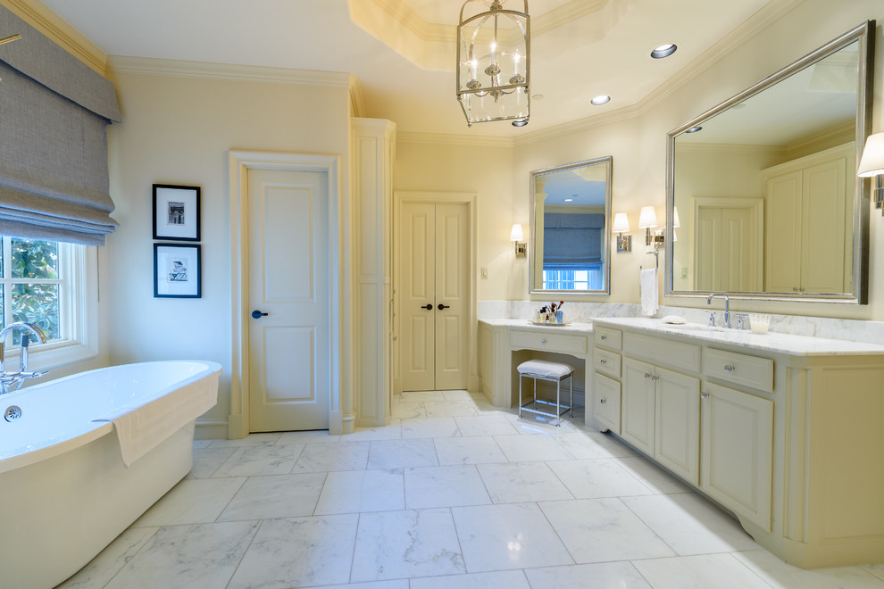 Idéer för stora vintage vitt en-suite badrum, med luckor med upphöjd panel, beige skåp, ett fristående badkar, våtrum, beige väggar, klinkergolv i keramik, ett undermonterad handfat, granitbänkskiva, vitt golv och dusch med gångjärnsdörr