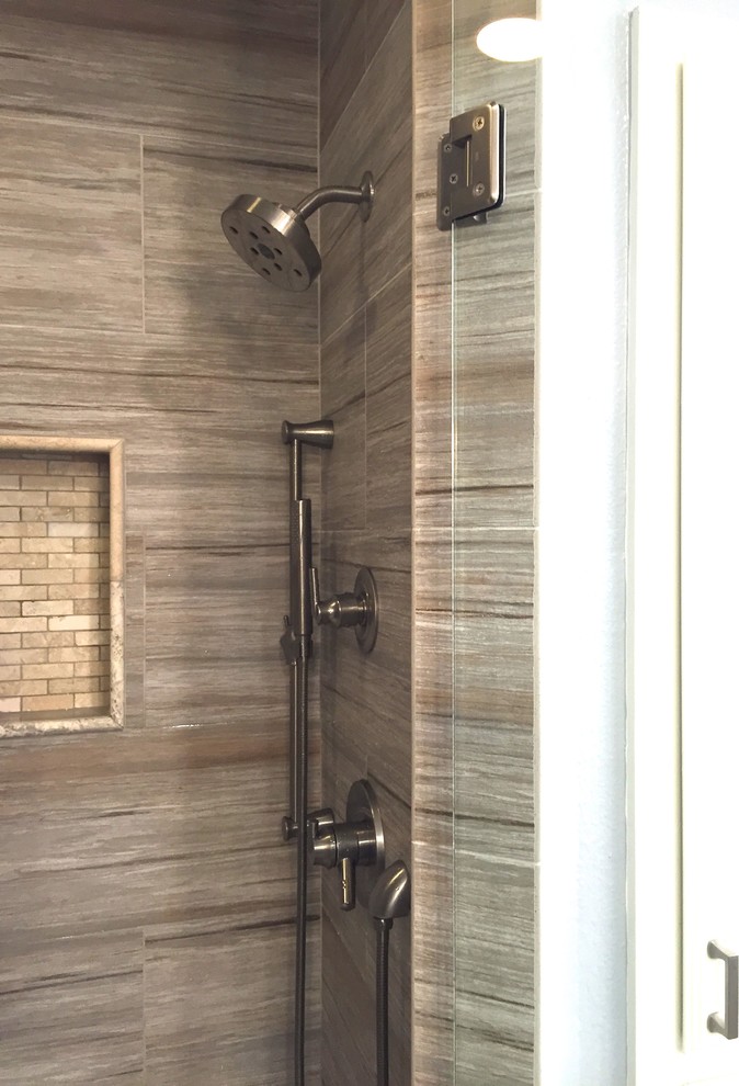Idéer för ett stort klassiskt en-suite badrum, med ett fristående badkar, en dubbeldusch, grå kakel, porslinskakel, blå väggar, klinkergolv i porslin, ett undermonterad handfat och bänkskiva i kvarts
