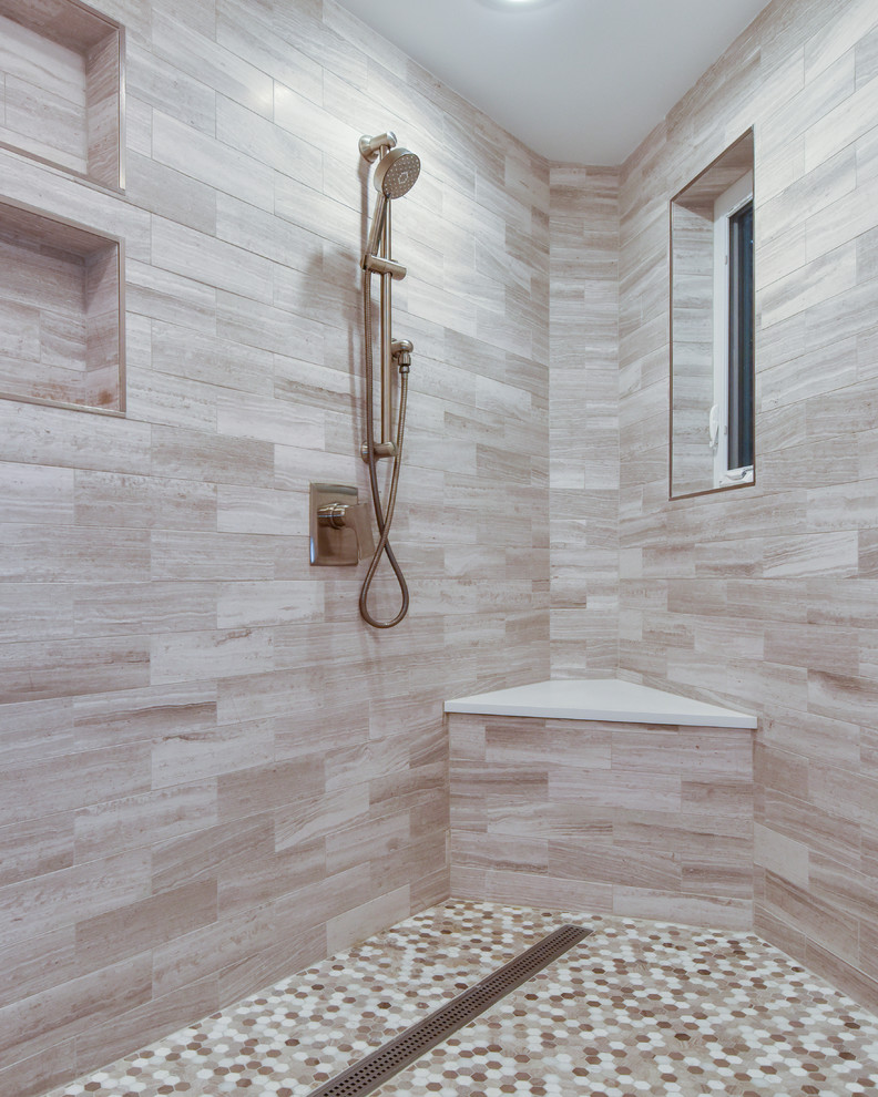 Свежая идея для дизайна: большая главная ванная комната в современном стиле с коричневой плиткой, керамической плиткой, бежевыми стенами, полом из мозаичной плитки, коричневым полом и открытым душем - отличное фото интерьера