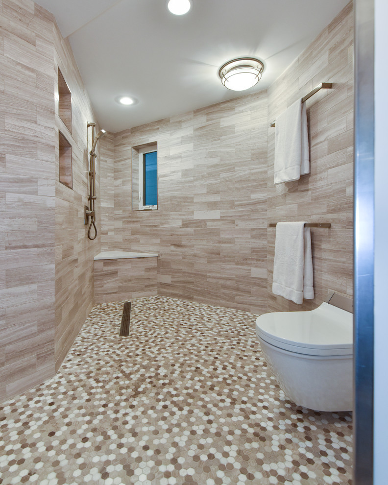 Foto di una grande stanza da bagno padronale design con piastrelle marroni, piastrelle in ceramica, pareti beige, pavimento con piastrelle a mosaico, pavimento marrone e doccia aperta