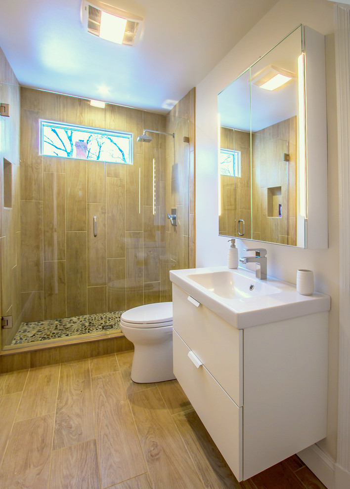 Cette photo montre une salle de bain moderne de taille moyenne pour enfant avec un lavabo intégré, un placard à porte plane, des portes de placard blanches, un plan de toilette en surface solide, un carrelage marron, des carreaux de porcelaine, un mur blanc et un sol en carrelage de porcelaine.
