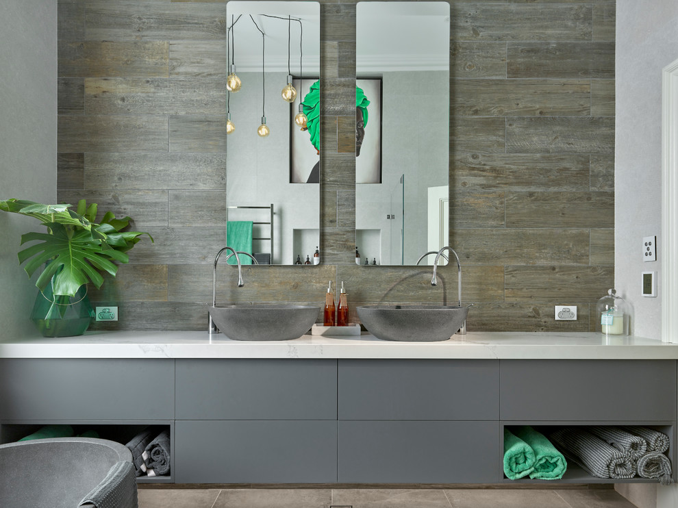 Foto di una stanza da bagno padronale contemporanea con ante grigie, lavabo a bacinella, pavimento marrone, ante lisce, piastrelle marroni e pareti grigie