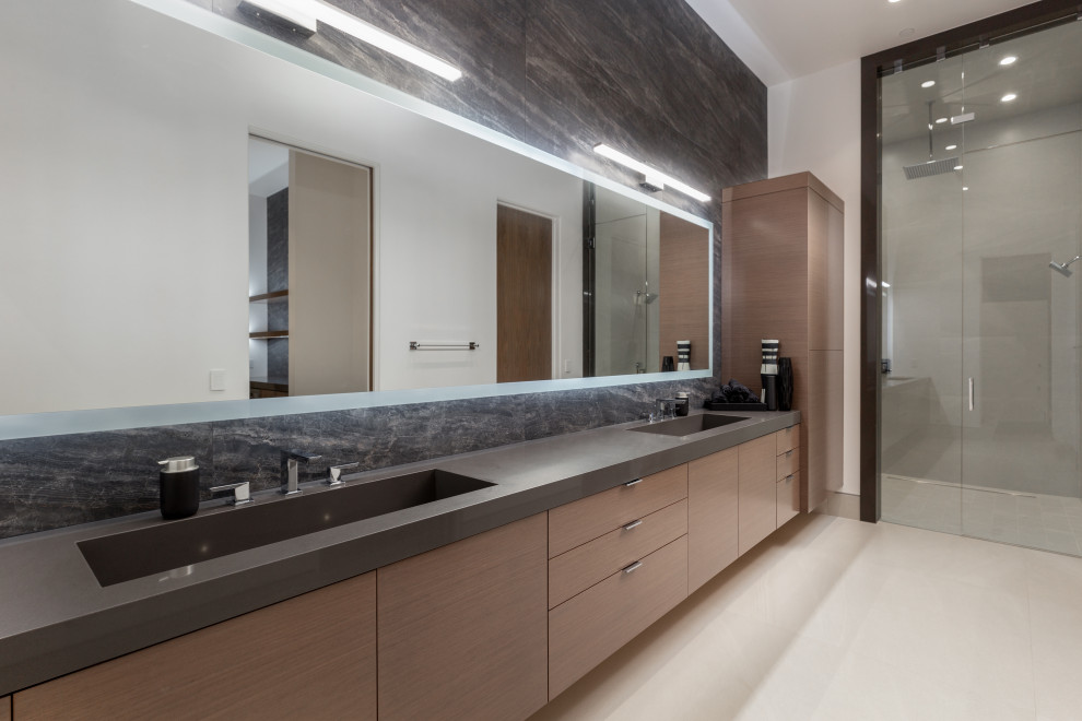 Immagine di un'ampia stanza da bagno minimalista con ante marroni, due lavabi e mobile bagno sospeso