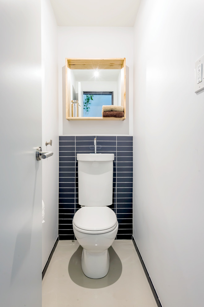 Стильный дизайн: маленький туалет в стиле модернизм для на участке и в саду - последний тренд