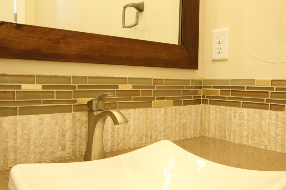 Ispirazione per una stanza da bagno classica con piastrelle beige, piastrelle in gres porcellanato, pareti beige, top in quarzite e lavabo a bacinella