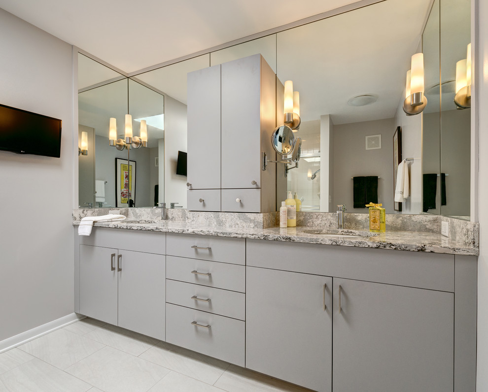Foto di una stanza da bagno padronale contemporanea di medie dimensioni con ante lisce, ante grigie, pareti grigie, lavabo sottopiano e top in quarzo composito