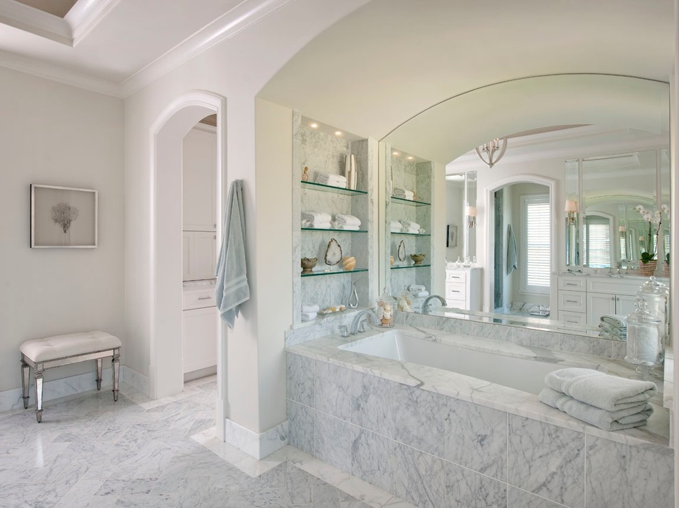 ダラスにあるトラディショナルスタイルのおしゃれな浴室 (アルコーブ型浴槽、白いタイル) の写真