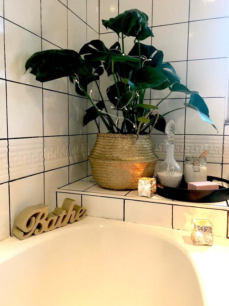 Стильный дизайн: маленькая детская ванная комната в стиле рустика с накладной ванной, душем над ванной, белой плиткой, керамической плиткой и серыми стенами для на участке и в саду - последний тренд