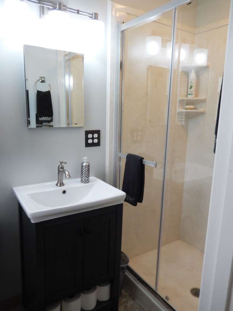 Immagine di una piccola stanza da bagno chic con doccia alcova, pareti bianche, lavabo integrato e porta doccia scorrevole