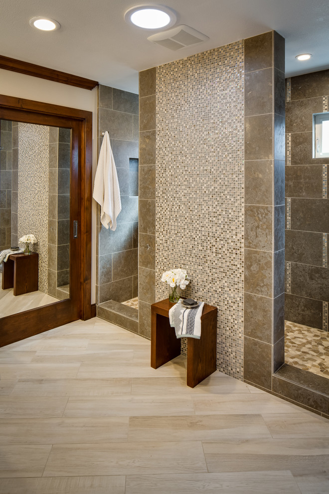 Ejemplo de cuarto de baño principal actual de tamaño medio con ducha doble, baldosas y/o azulejos de vidrio laminado, paredes beige y suelo de baldosas de porcelana