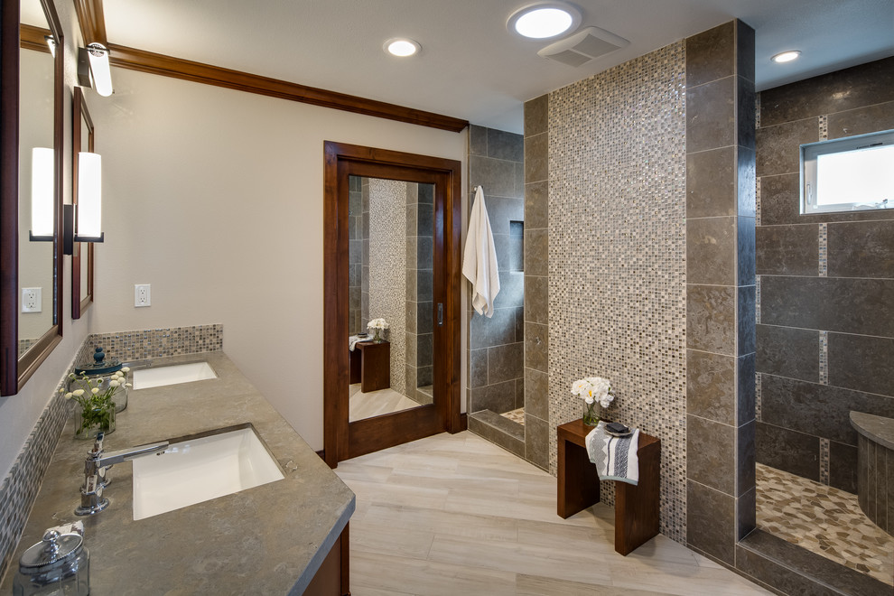 Exemple d'une salle de bain principale chic en bois foncé de taille moyenne avec une douche double, des plaques de verre, un mur beige, un sol en carrelage de porcelaine, un lavabo encastré et un plan de toilette en surface solide.