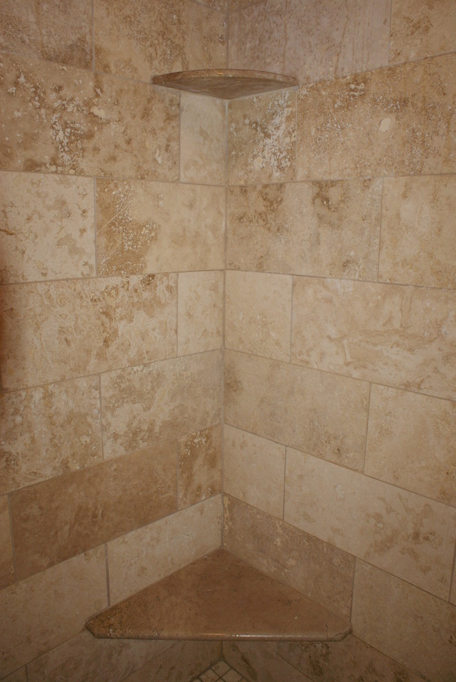 Exemple d'une salle de bain principale chic en bois brun avec un lavabo encastré, un placard à porte shaker, un plan de toilette en granite, une baignoire en alcôve, une douche d'angle, WC à poser, un carrelage beige, un carrelage de pierre, un mur bleu et un sol en travertin.
