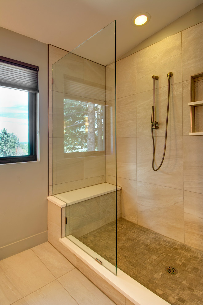 Bild på ett stort 60 tals en-suite badrum, med släta luckor, skåp i mörkt trä, en dusch i en alkov, vit kakel, stenhäll, grå väggar, klinkergolv i porslin, ett undermonterad handfat och bänkskiva i akrylsten
