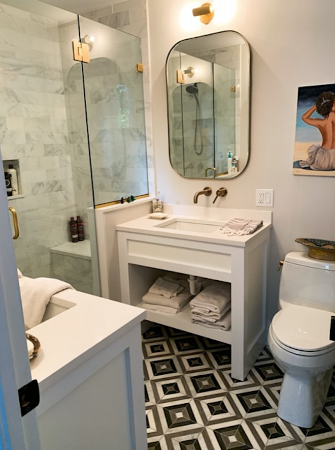 Пример оригинального дизайна: маленькая главная ванная комната в стиле неоклассика (современная классика) с открытыми фасадами, белыми фасадами, душем в нише, унитазом-моноблоком, серыми стенами, полом из мозаичной плитки, врезной раковиной, столешницей из искусственного кварца, разноцветным полом, душем с распашными дверями, белой столешницей, сиденьем для душа, тумбой под две раковины и встроенной тумбой для на участке и в саду