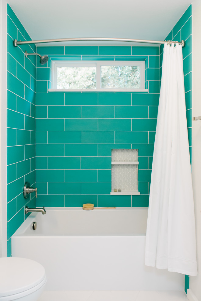 Источник вдохновения для домашнего уюта: маленькая ванная комната в стиле модернизм с фасадами в стиле шейкер, белыми фасадами, ванной в нише, душем над ванной, раздельным унитазом, зеленой плиткой, стеклянной плиткой, белыми стенами, полом из керамогранита, врезной раковиной, столешницей из искусственного кварца, белым полом, шторкой для ванной и белой столешницей для на участке и в саду