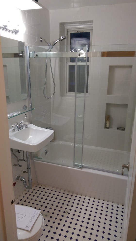 Retro inredning av ett mellanstort badrum med dusch, med en toalettstol med hel cisternkåpa, en dusch/badkar-kombination, vita väggar, ett badkar i en alkov, vit kakel, tunnelbanekakel, mosaikgolv, ett integrerad handfat och bänkskiva i akrylsten